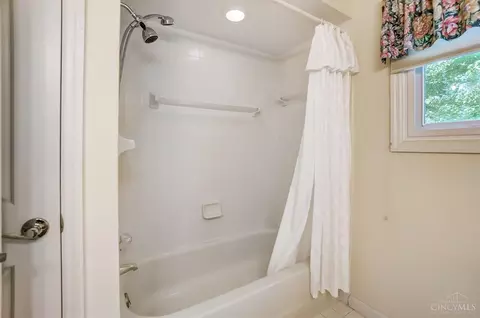 Bath - 10565 Stablehand Dr, Cincinnati, OH 45242 photo 8 of 10