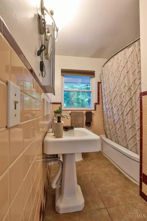 Bath - 5980 Wayside Ct, Cincinnati, OH 45230 photo 2 of 2