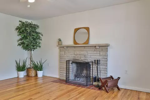 Living - 5980 Wayside Ct, Cincinnati, OH 45230 photo 4 of 5