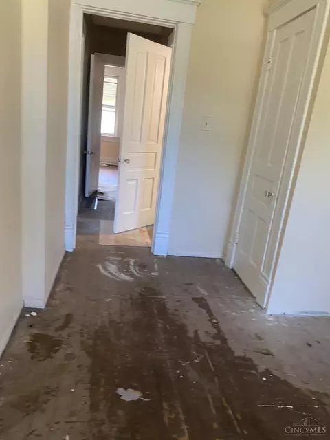 Entry Way - 338 Lilienthal St, Cincinnati, OH 45204 photo 2 of 3