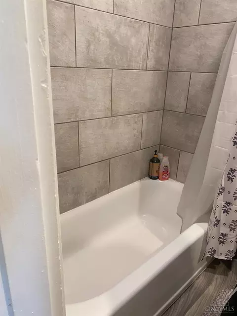 Bath - 338 Lilienthal St, Cincinnati, OH 45204 photo 3 of 4