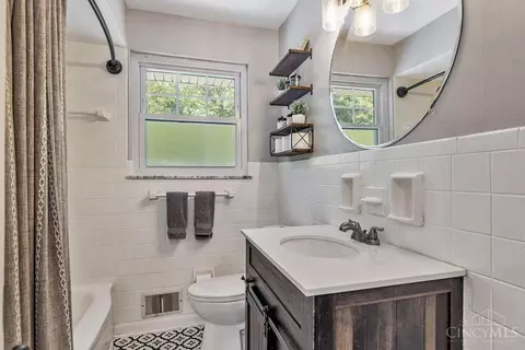Bath - 4184 Clearpoint Dr, Cincinnati, OH 45247 photo 1 of 2