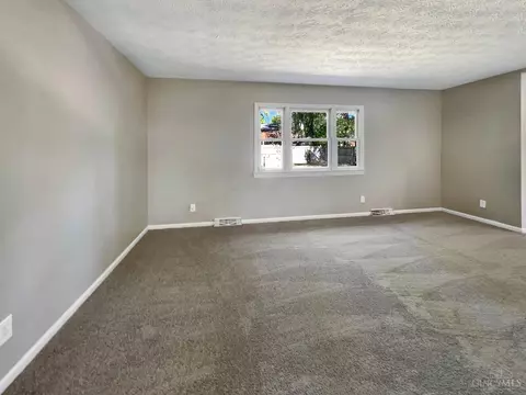 Living - 568 Lang Rd, Cincinnati, OH 45244 photo 5 of 5