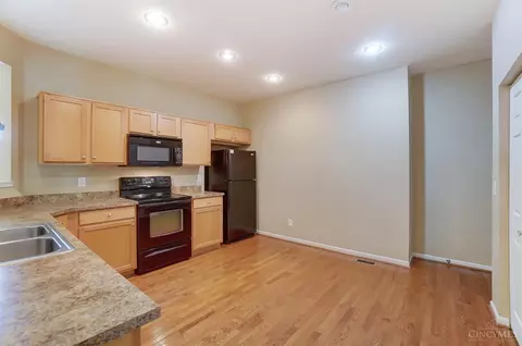 Kitchen - 951 Crossing Pointe, Cincinnati, OH 45231 photo 2 of 5