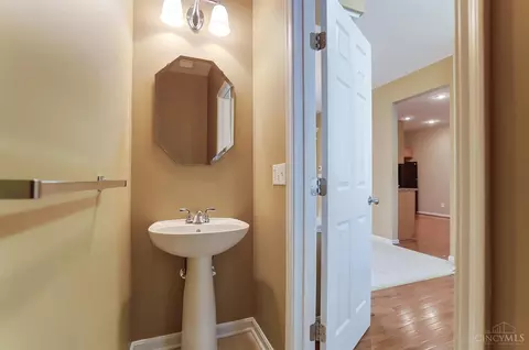 Entry Way - 951 Crossing Pointe, Cincinnati, OH 45231 photo 2 of 4