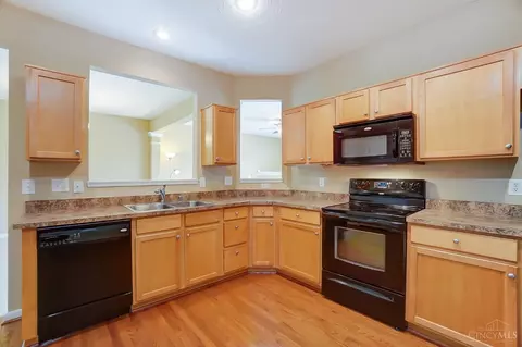 Kitchen - 951 Crossing Pointe, Cincinnati, OH 45231 photo 3 of 5