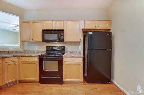 Kitchen - 951 Crossing Pointe, Cincinnati, OH 45231 photo 4 of 5