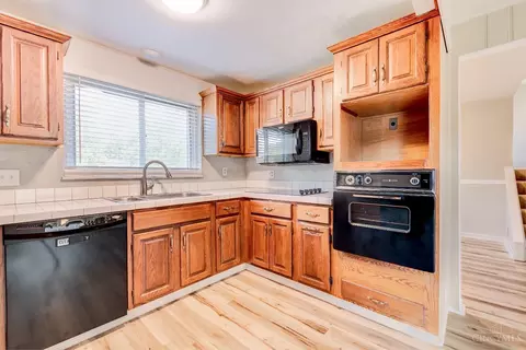 Kitchen - 8991 Eldora Dr, Cincinnati, OH 45236 photo 2 of 4