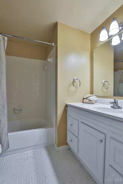 Bath - 4576 Brookview Dr, Batavia, OH 45103 photo 4 of 5