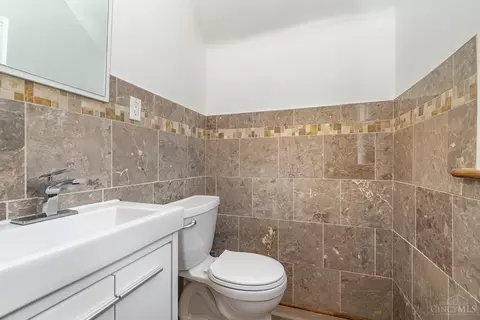 Bath - 5003 Laconia Ave, Cincinnati, OH 45237 photo 2 of 3