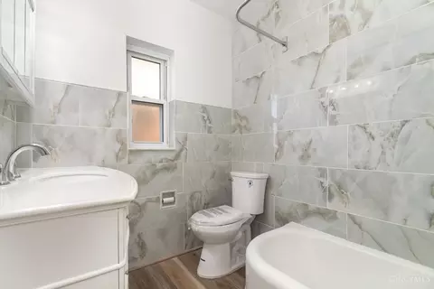 Bath - 5003 Laconia Ave, Cincinnati, OH 45237 photo 1 of 3