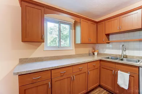 Kitchen - 6578 Knottypine Dr, Cincinnati, OH 45230 photo 2 of 2
