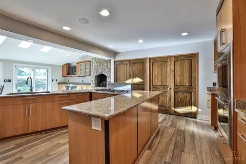 Kitchen - 548 Rollingrock Ln, Cincinnati, OH 45255 photo 5 of 7