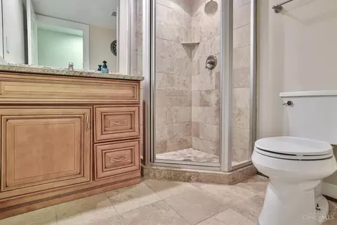 Bath - 548 Rollingrock Ln, Cincinnati, OH 45255 photo 5 of 6