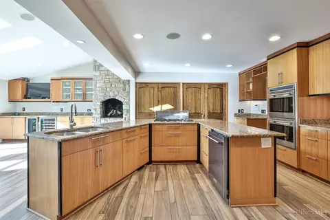 Kitchen - 548 Rollingrock Ln, Cincinnati, OH 45255 photo 2 of 7