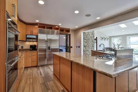 Kitchen - 548 Rollingrock Ln, Cincinnati, OH 45255 photo 3 of 7