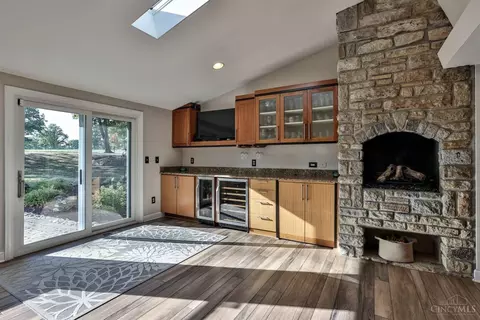 Kitchen - 548 Rollingrock Ln, Cincinnati, OH 45255 photo 6 of 7