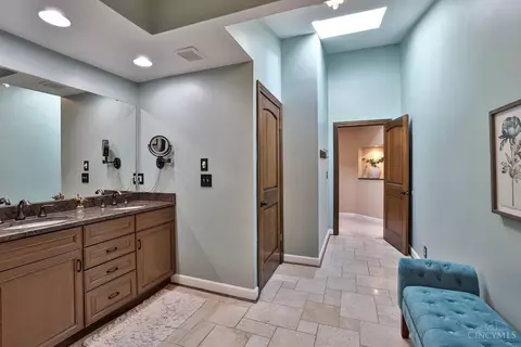 Bath - 548 Rollingrock Ln, Cincinnati, OH 45255 photo 2 of 6