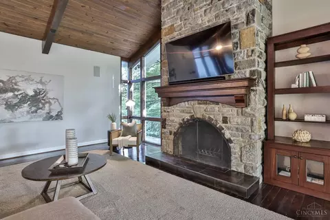 Living - 548 Rollingrock Ln, Cincinnati, OH 45255 photo 4 of 5