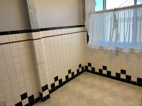 Bath - 1618 Joseph Ct, Cincinnati, OH 45231 photo 1 of 4