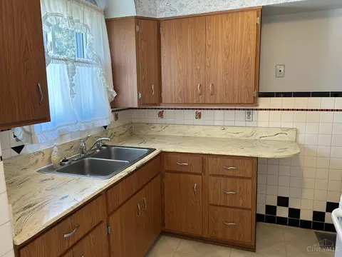 Kitchen - 1618 Joseph Ct, Cincinnati, OH 45231 photo 3 of 5