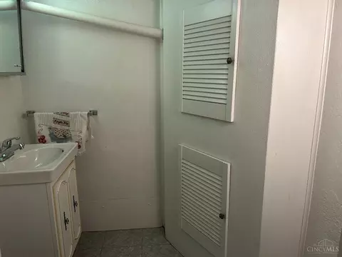 Bath - 1618 Joseph Ct, Cincinnati, OH 45231 photo 3 of 4