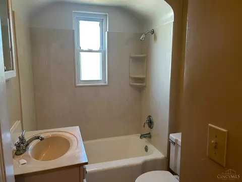 Bath - 1618 Joseph Ct, Cincinnati, OH 45231 photo 2 of 4