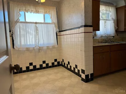 Kitchen - 1618 Joseph Ct, Cincinnati, OH 45231 photo 5 of 5