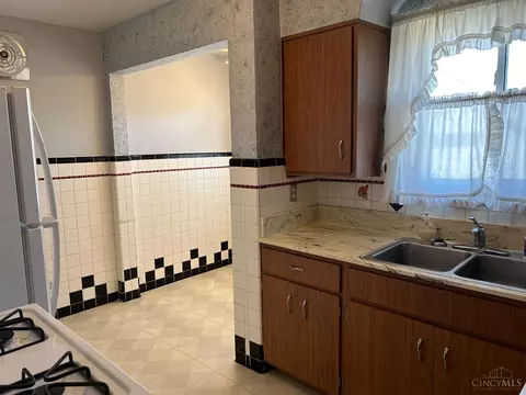 Kitchen - 1618 Joseph Ct, Cincinnati, OH 45231 photo 2 of 5