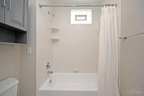 Bath - 2727 Atlantic Ave, Cincinnati, OH 45209 photo 3 of 3