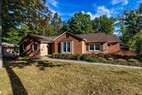 6131 Squirrelwoods Ln, Cincinnati, OH 45247