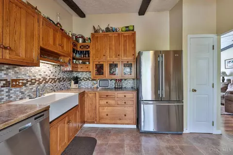 Kitchen - 11981 Blackhawk Cir, Cincinnati, OH 45240 photo 2 of 5