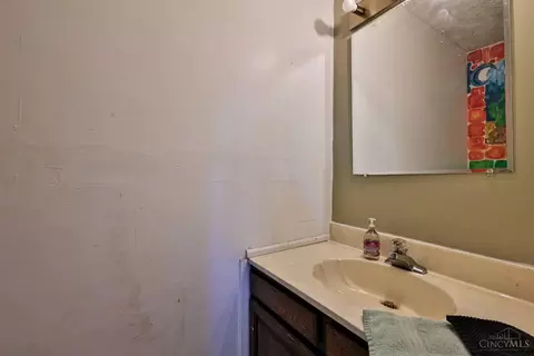 Bath - 11981 Blackhawk Cir, Cincinnati, OH 45240 photo 2 of 3