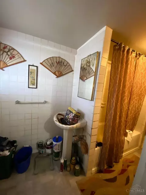 Bath - 258 Strader Ave, Cincinnati, OH 45226 photo 1 of 2