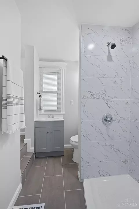 Bath - 1415 Cedar Ave, Cincinnati, OH 45224 photo 1 of 4