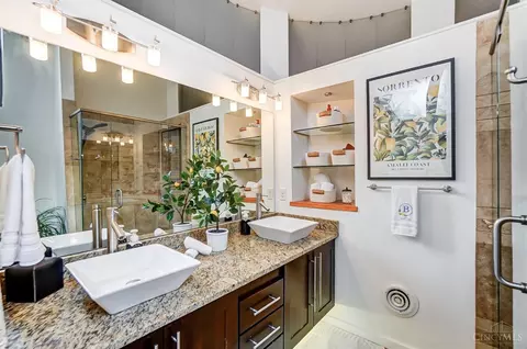 Bath - 1306 Main St #4, Cincinnati, OH 45202 photo 5 of 6