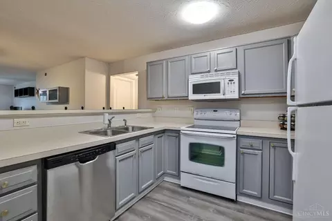 Kitchen - 382 Legacy Way, Harrison, OH 45030 photo 2 of 4