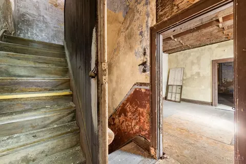 Entry Way - 249 Renner St, Cincinnati, OH 45214 photo 5 of 6