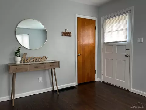 Entry Way - 1727 Norcol Ln, Cincinnati, OH 45231 photo 2 of 3