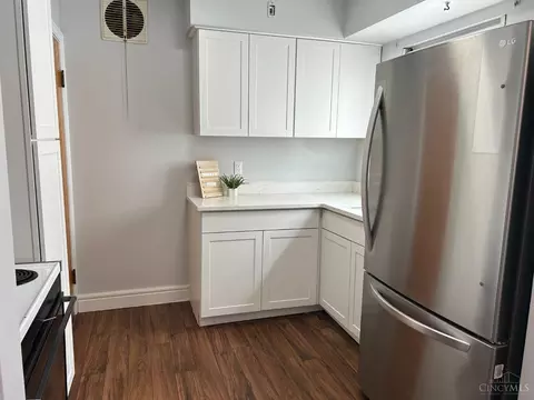 Kitchen - 1727 Norcol Ln, Cincinnati, OH 45231 photo 2 of 4