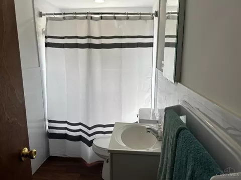 Bath - 1727 Norcol Ln, Cincinnati, OH 45231 photo 1 of 1