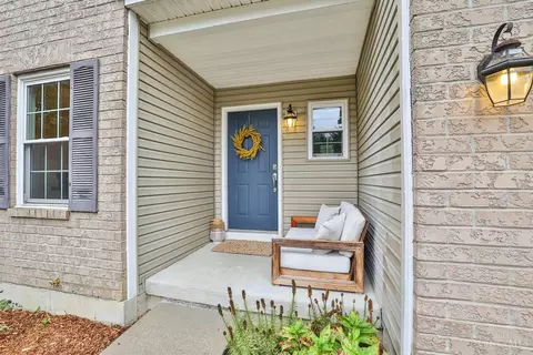 Exterior - 7983 Laurelwood Dr, Hamilton Township, OH 45039 photo 2 of 8
