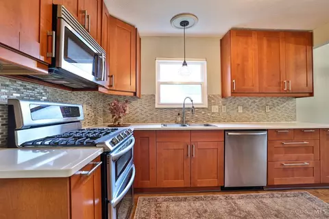 Kitchen - 7983 Laurelwood Dr, Hamilton Township, OH 45039 photo 2 of 4