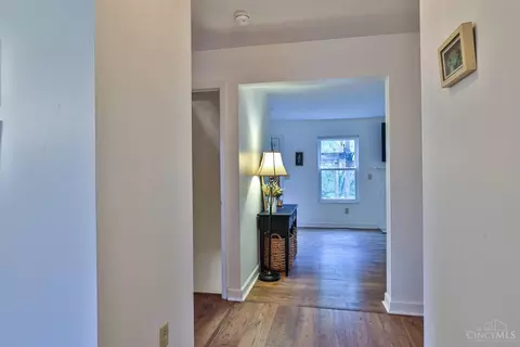 Entry Way - 7983 Laurelwood Dr, Hamilton Township, OH 45039 photo 2 of 4