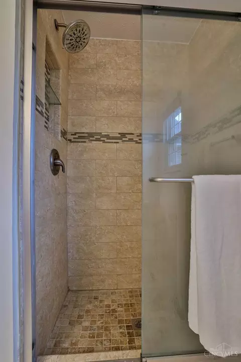 Bath - 7983 Laurelwood Dr, Hamilton Township, OH 45039 photo 3 of 5