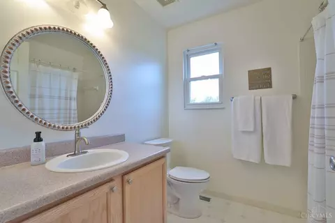 Bath - 7983 Laurelwood Dr, Hamilton Township, OH 45039 photo 4 of 5