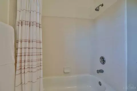 Bath - 7983 Laurelwood Dr, Hamilton Township, OH 45039 photo 5 of 5