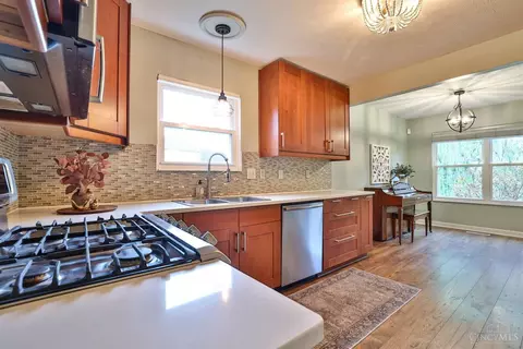 Kitchen - 7983 Laurelwood Dr, Hamilton Township, OH 45039 photo 3 of 4