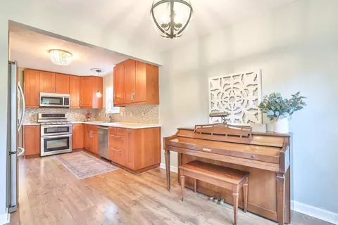 Kitchen - 7983 Laurelwood Dr, Hamilton Township, OH 45039 photo 4 of 4