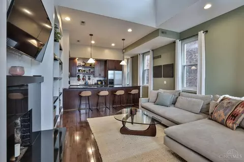 Living - 2121 Deerfield Pl #2, Cincinnati, OH 45206 photo 3 of 8